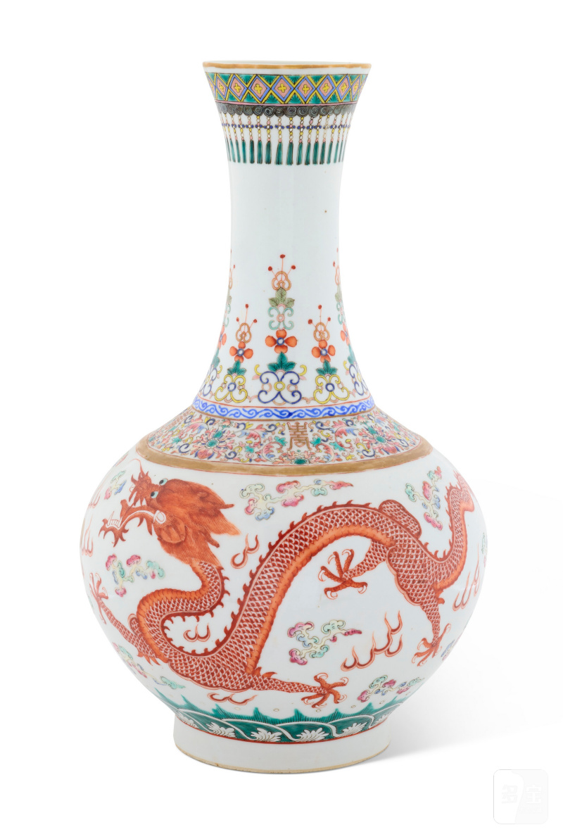 VASE BOUTEILLE EN PORCELAINE DE LA FAMILLE ROSE À DÉCOR DE DRAGON ET PHÉNIX  CHINE, DYNASTIE QING, ÉPOQUE GUANGXU (1875–1908) - ÉPOQUE RÉPUBLIQUE